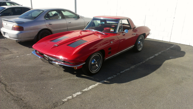 Illustration for article titled Spot-the-Difference - A Rare Early C2 Corvette